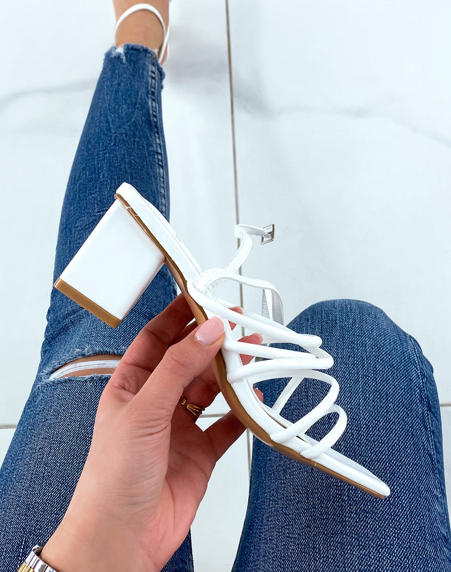 Sandales blanches à talon et multiples lanières