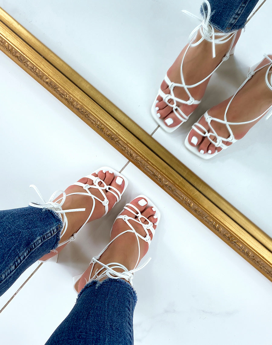 Sandales blanches à talon épais et multiples lanières