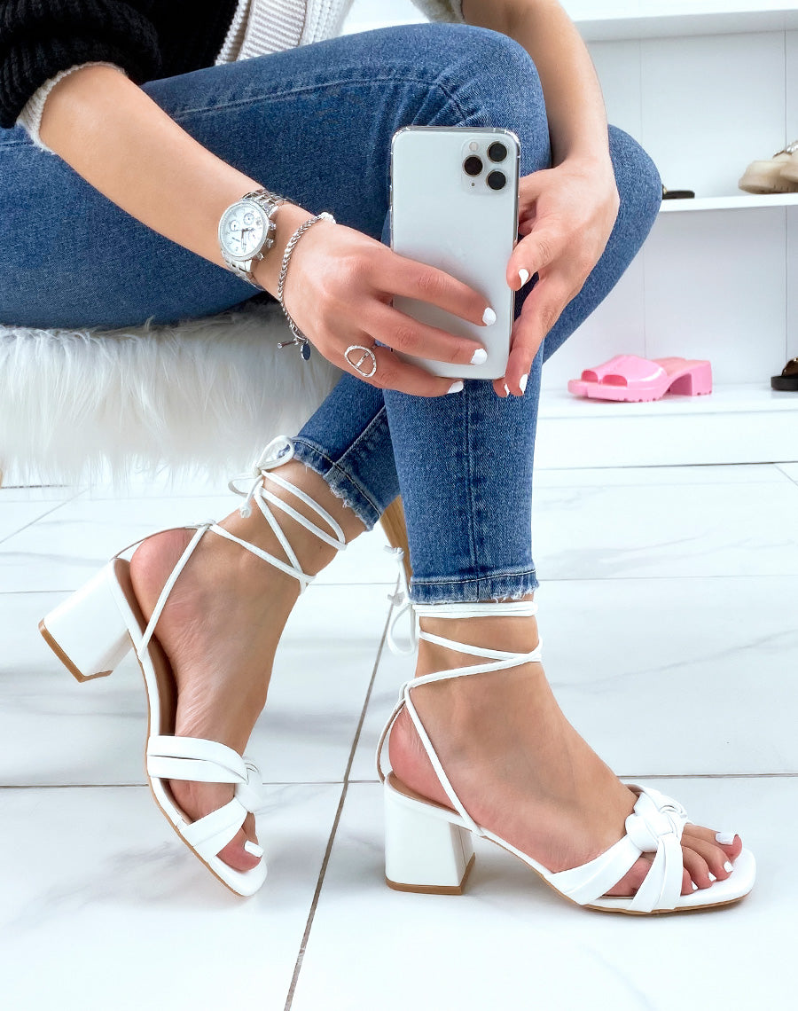 sandales blanches à talon plat et large avec bride nouée