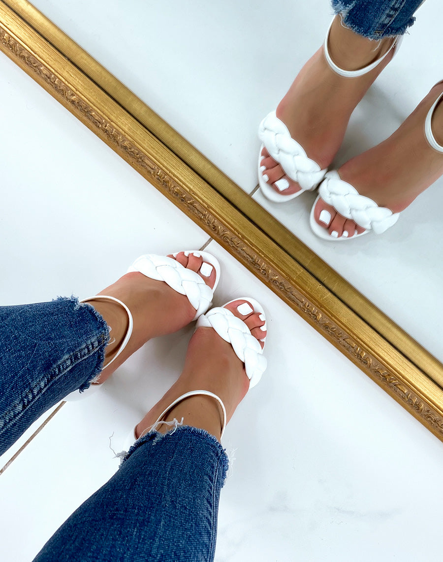 Sandales blanches à talons et bride tressée
