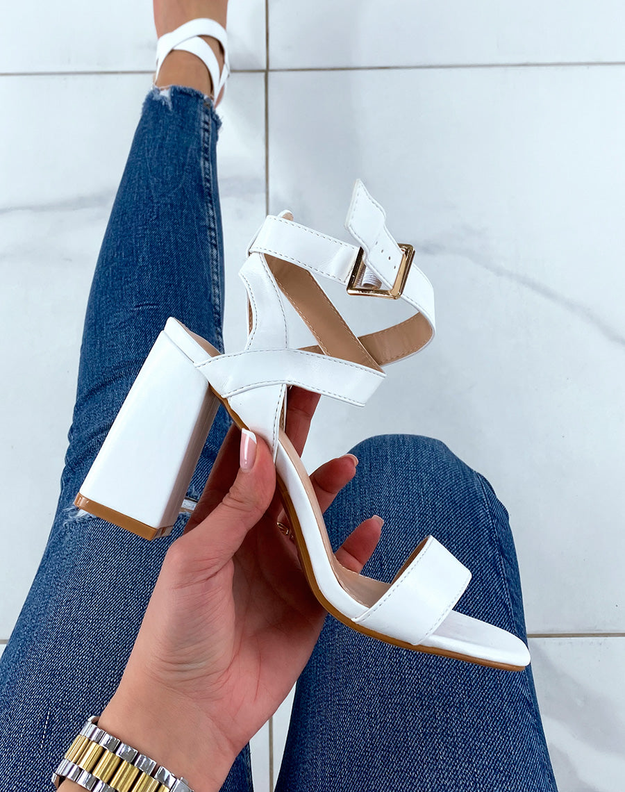 Sandales blanches à talons et à brides entrecroisées