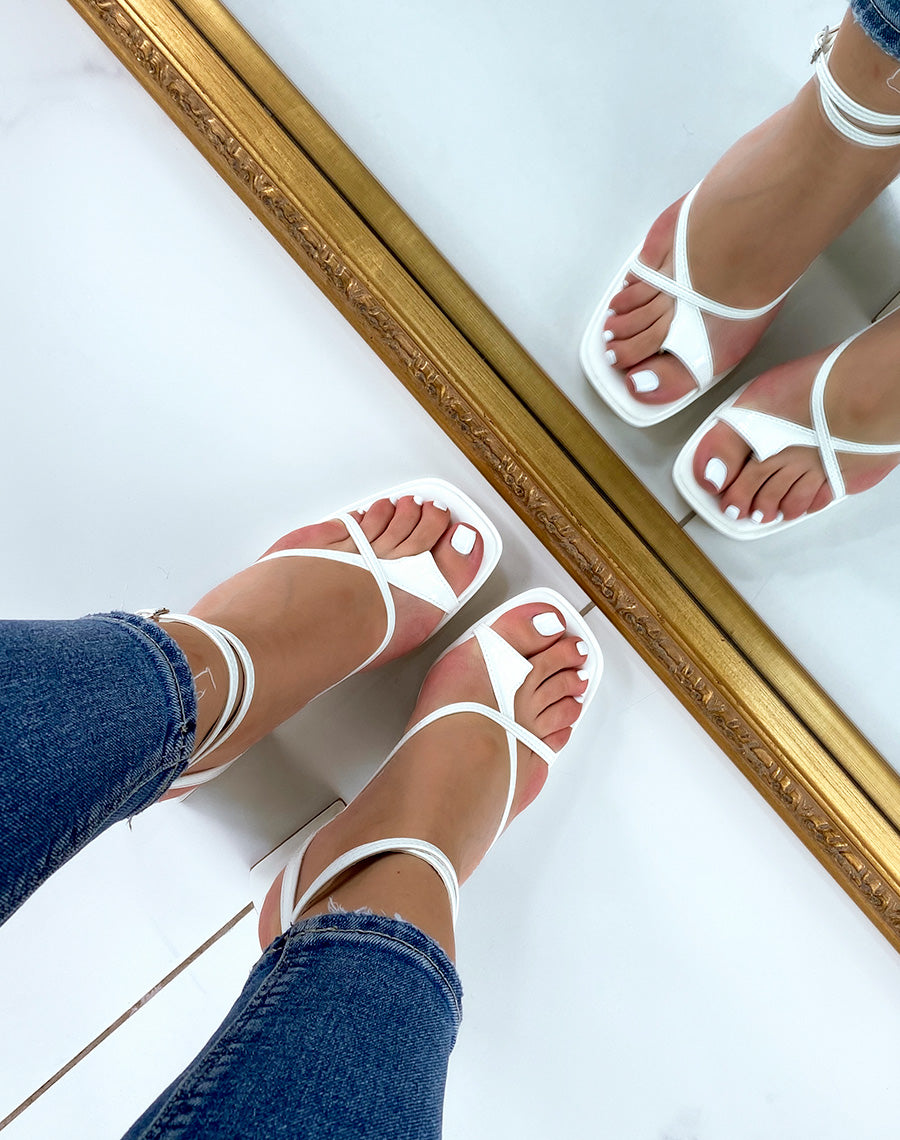 Sandales blanches vernies à boucle d'orteil et talon imposant