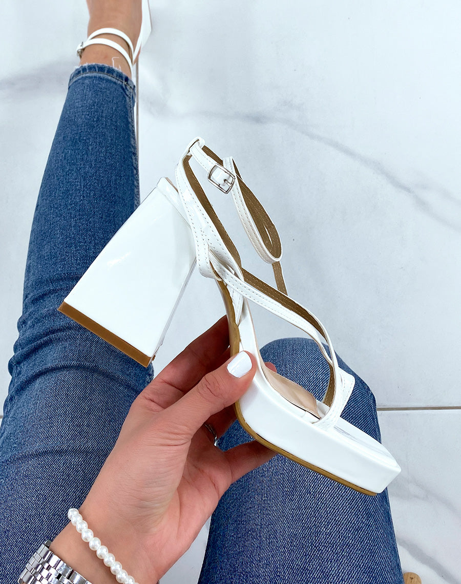 Sandales blanches vernies à boucle d'orteil et talon imposant