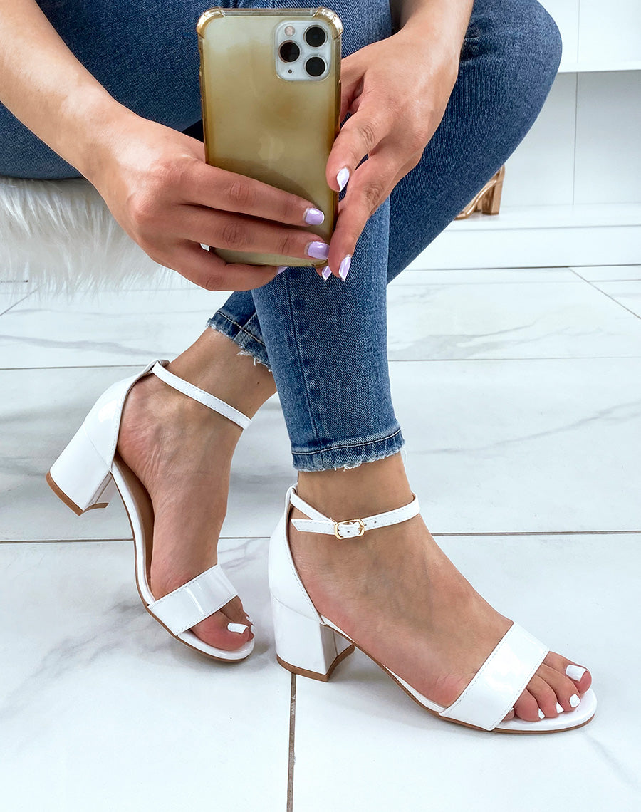 Sandales blanches vernies à petits talons carré