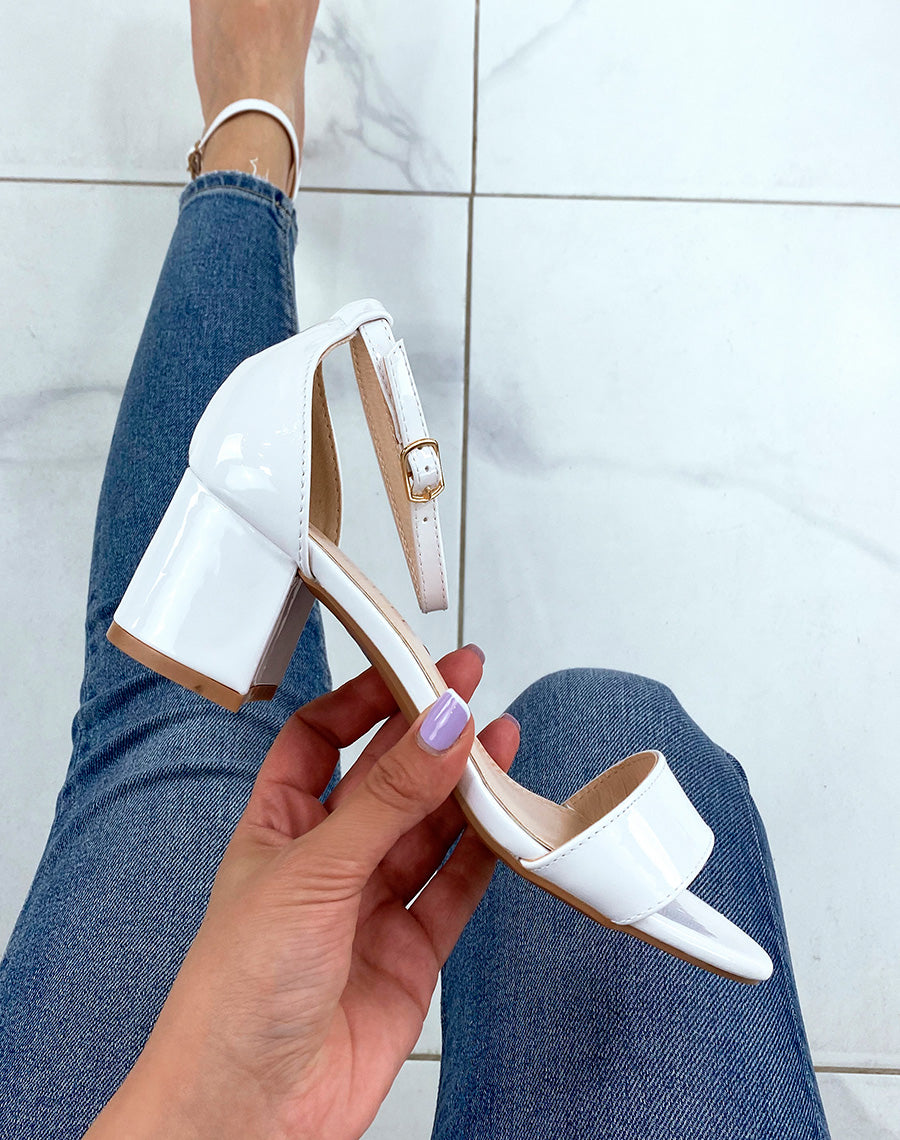Sandales blanches vernies à petits talons carré