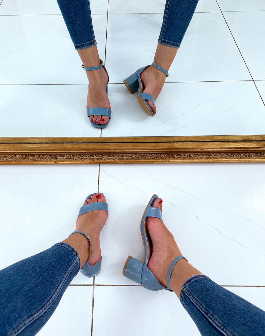 Sandales bleu effet croco à petit talon
