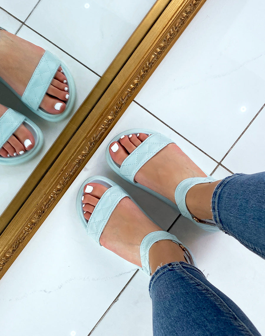 Sandales bleu pastel à doubles brides matelassées