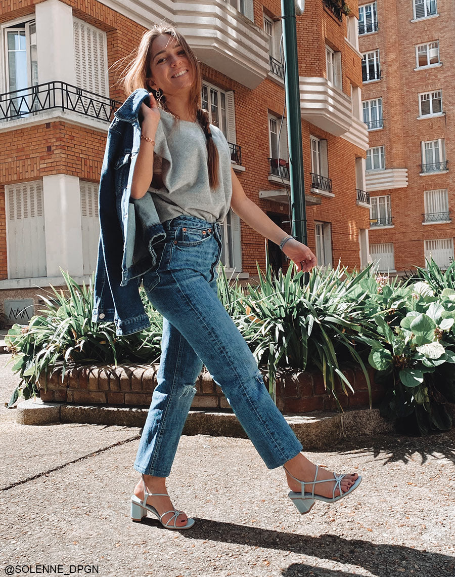 Sandales bleues à petit talon et multiples lanières