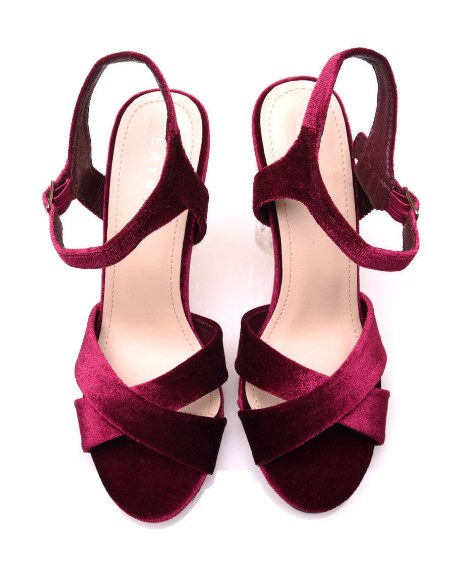 Sandales bordeaux en velours à talons transparents