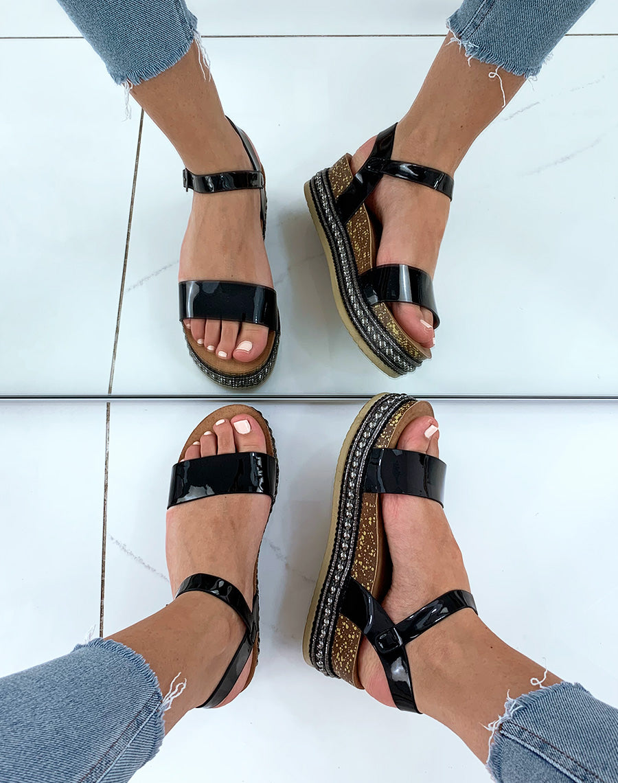 Sandales à brides vernies noires et plateformes à clous