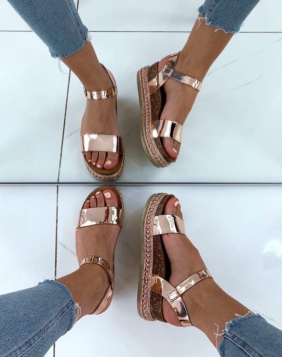 Sandales à brides vernies rose gold et plateformes à clous