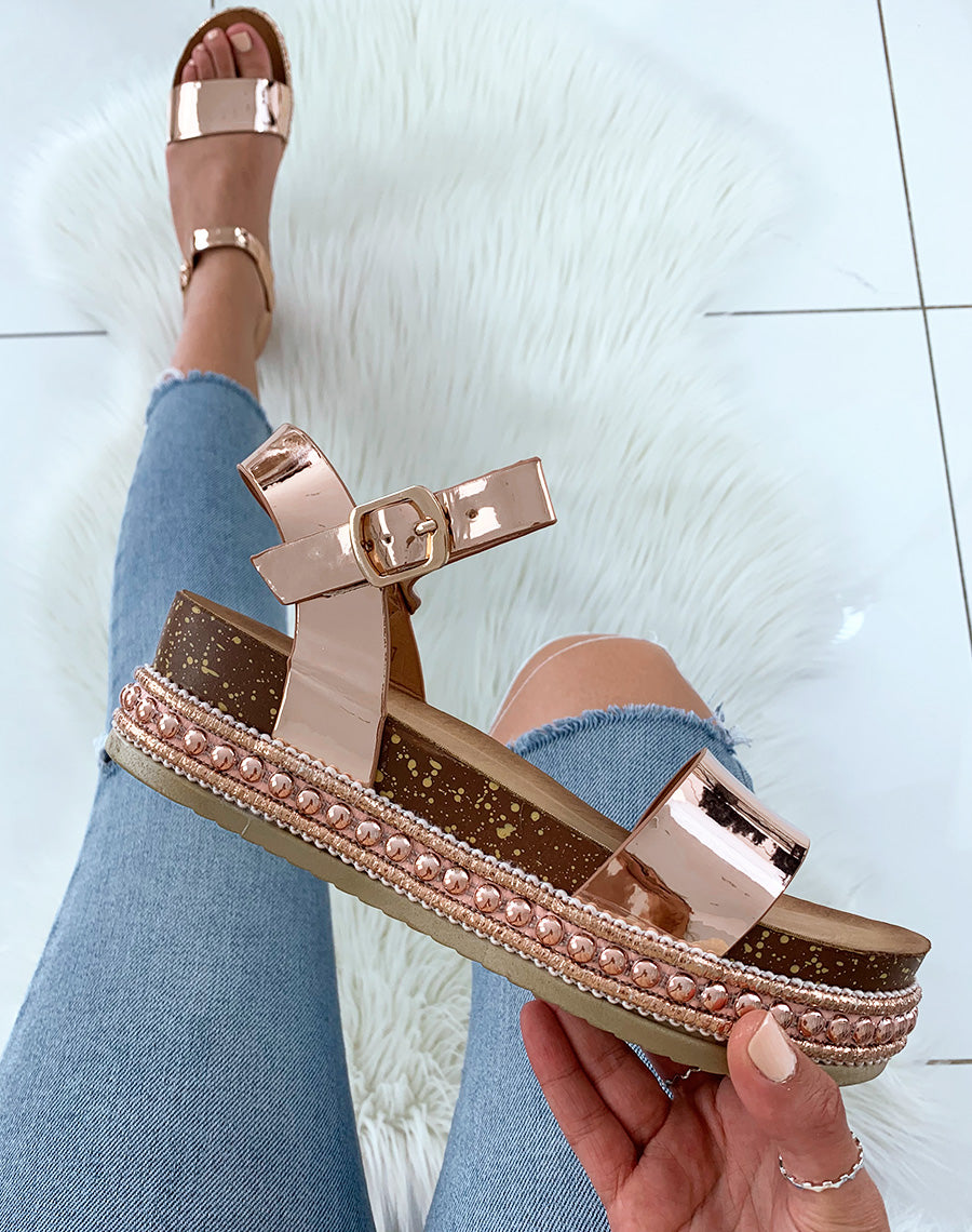 Sandales à brides vernies rose gold et plateformes à clous