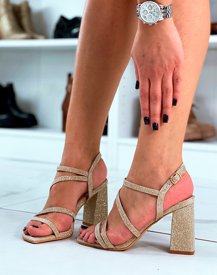 Sandales brillantes dorées à talons épais et à plusieurs brides