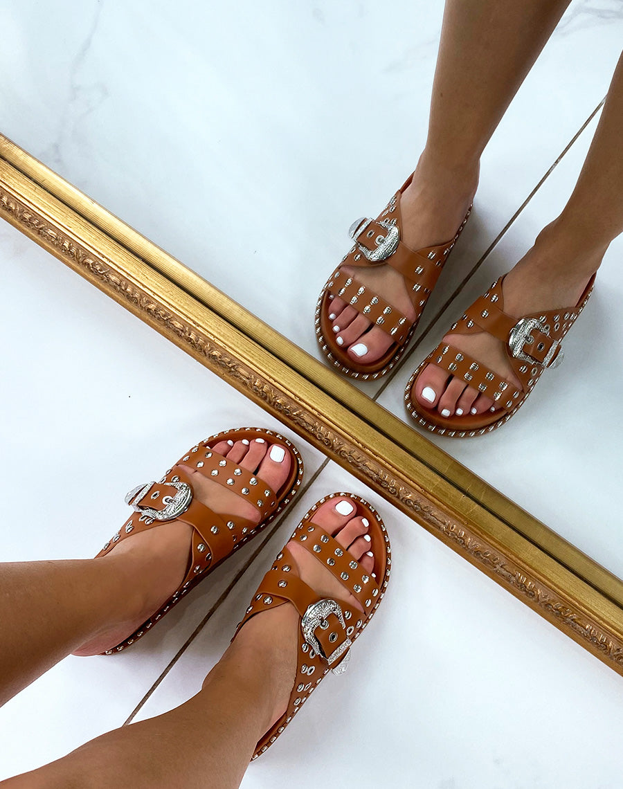 Sandales camel cloutées à fermoir argenté
