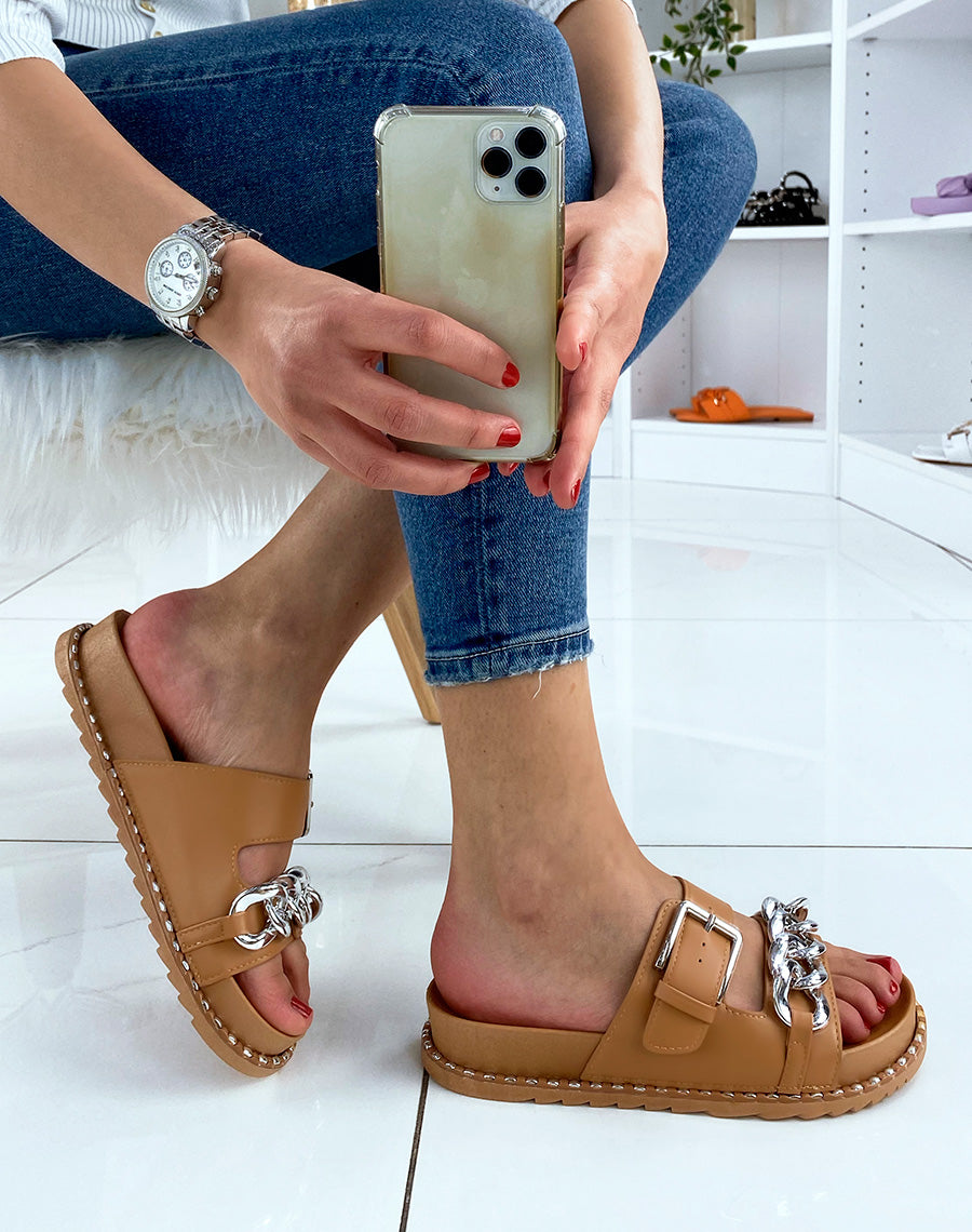 Sandales camel à doubles brides et chaîne argentée