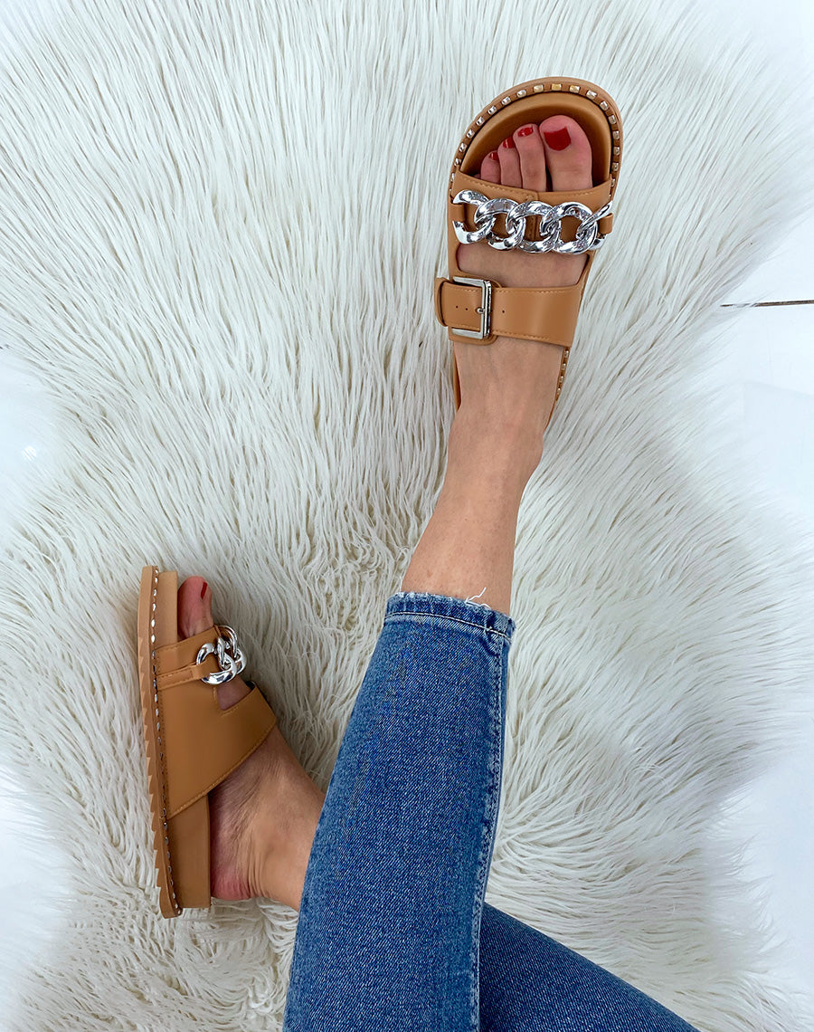 Sandales camel à doubles brides et chaîne argentée