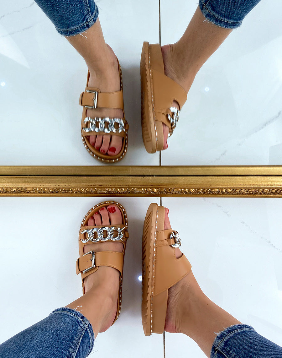Sandales camel à doubles brides et chaîne argentée