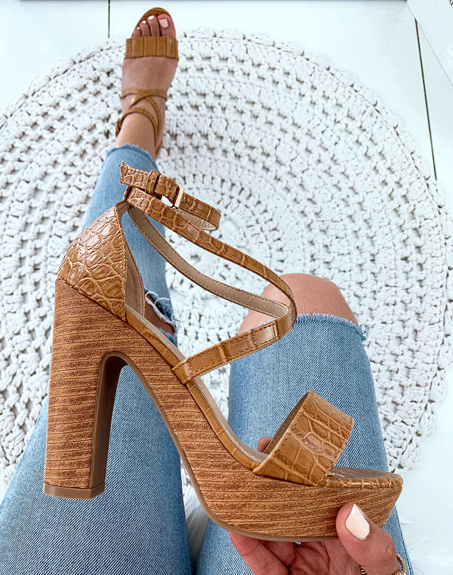 Sandales camel effet croco à talons et plateformes camel