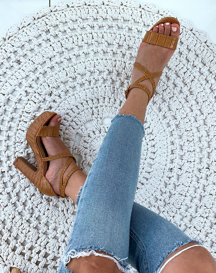 Sandales camel effet croco à talons et plateformes camel