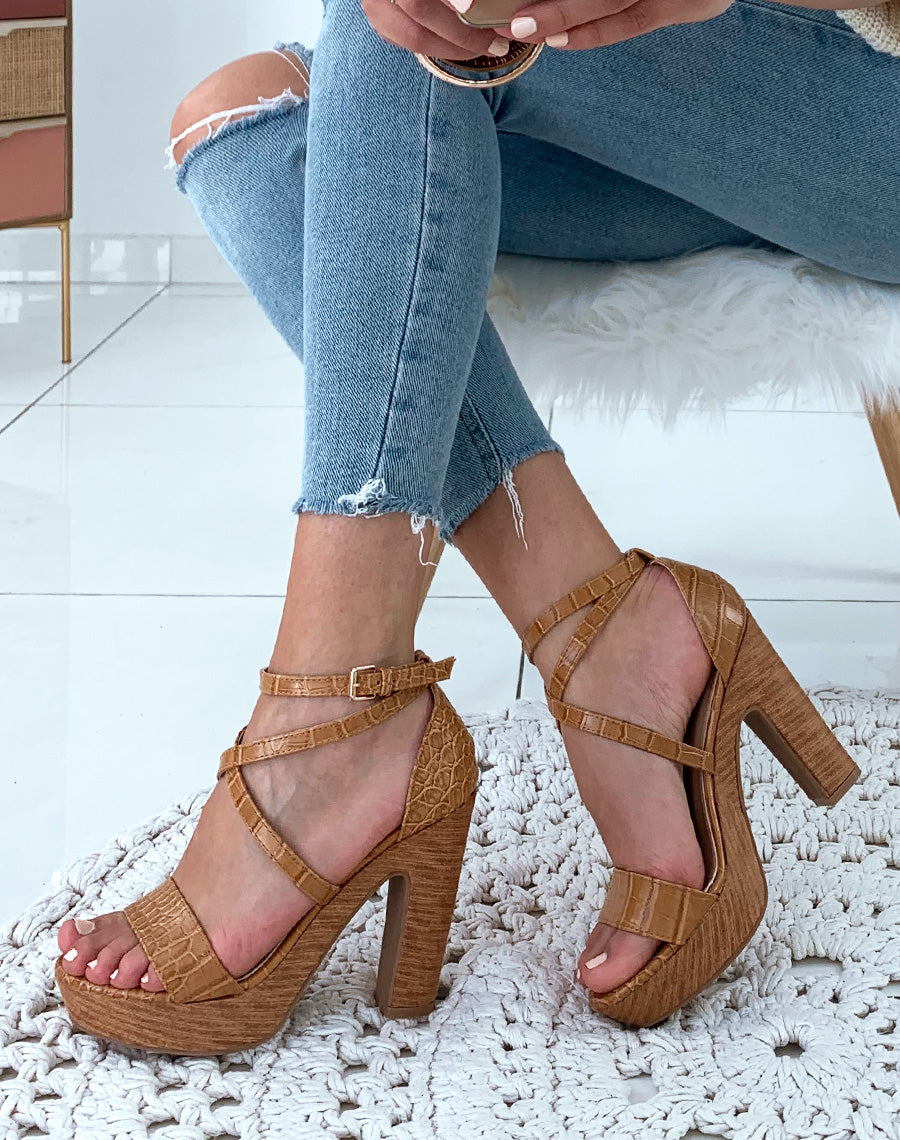 Sandales camel effet croco à talons et plateformes camel