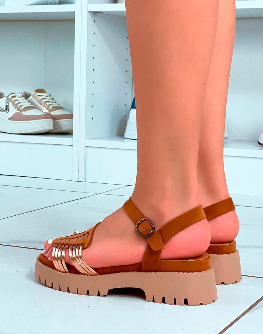 Sandales camel en suédine à grosse bride avant et lanières dorées