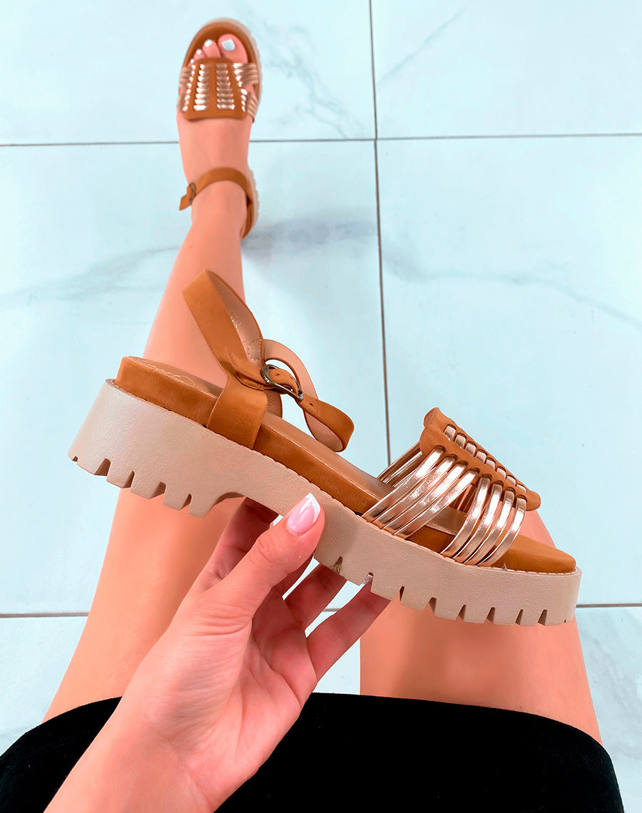 Sandales camel en suédine à grosse bride avant et lanières dorées