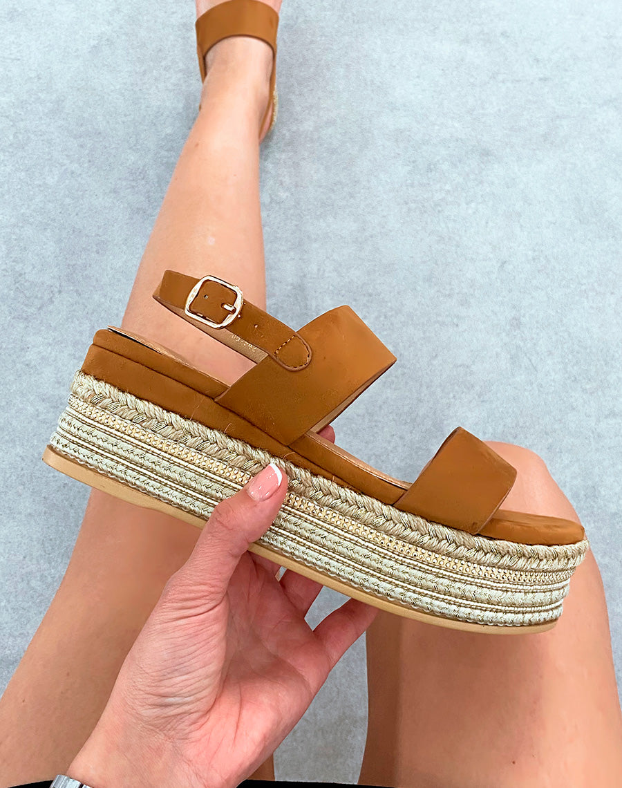 Sandales Camel en Suédine à Plateforme Corde et Détail Doré - Élégance Naturelle