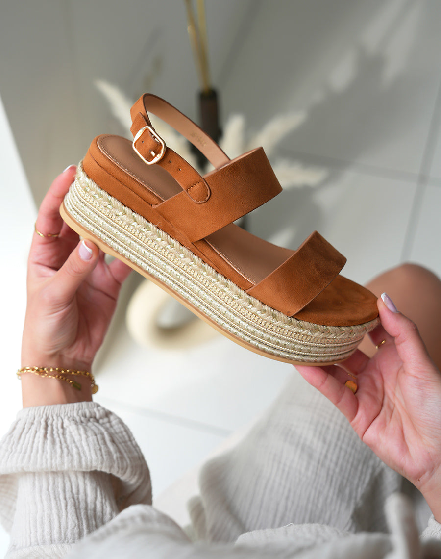 Sandales Camel en Suédine à Plateforme Corde et Détail Doré - Élégance Naturelle
