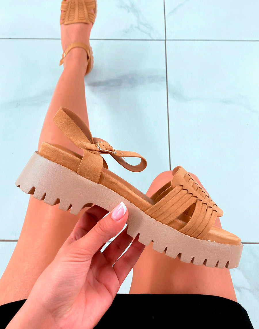 Sandales camel en suédine à plateforme et à grosse bride avant