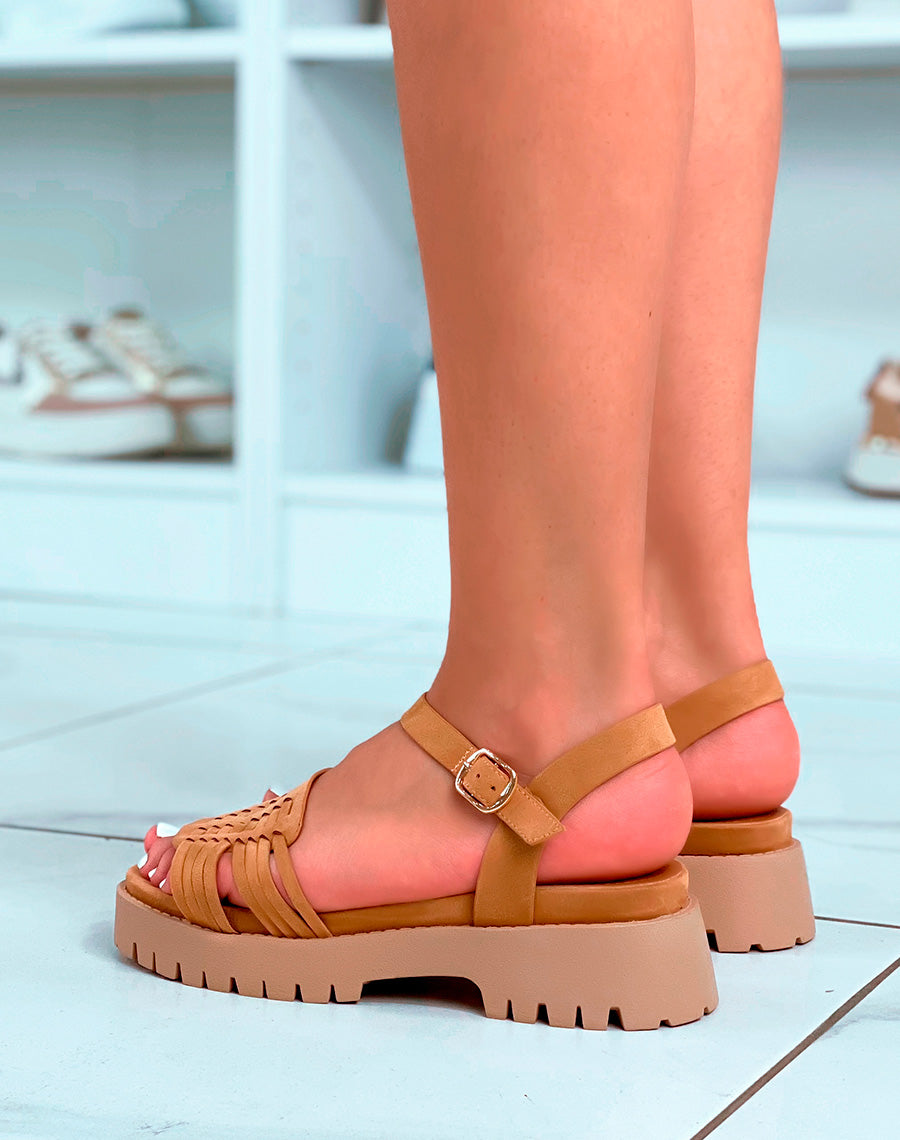 Sandales camel en suédine à plateforme et à grosse bride avant