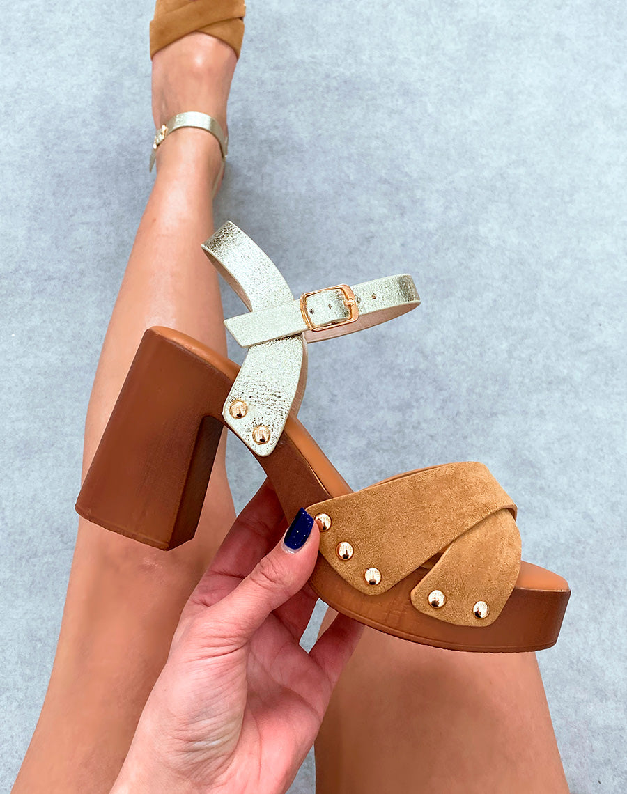 Sandales camel en suédine à talon marron et lanière dorée