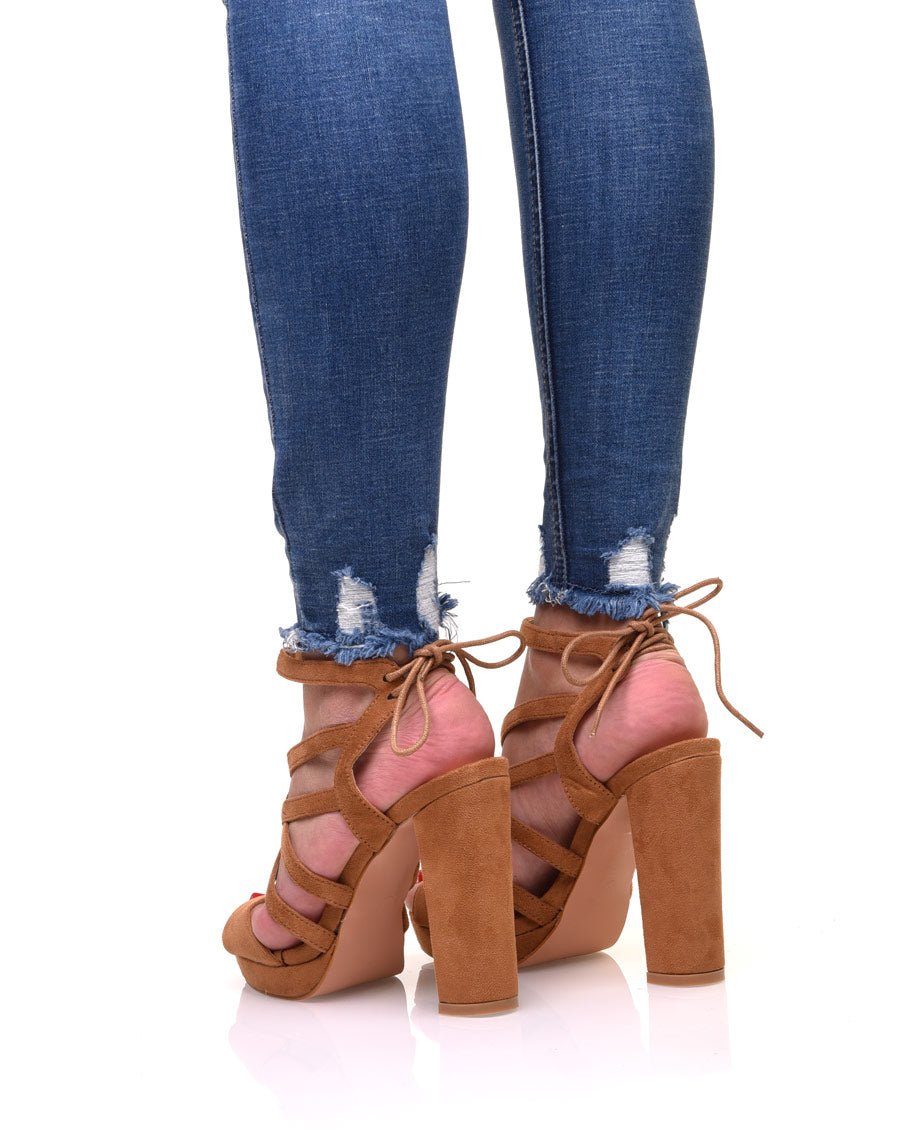 Sandales camel en suédine à talons épais