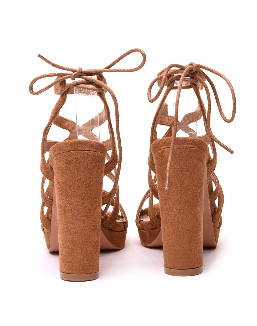 Sandales camel en suédine à talons épais