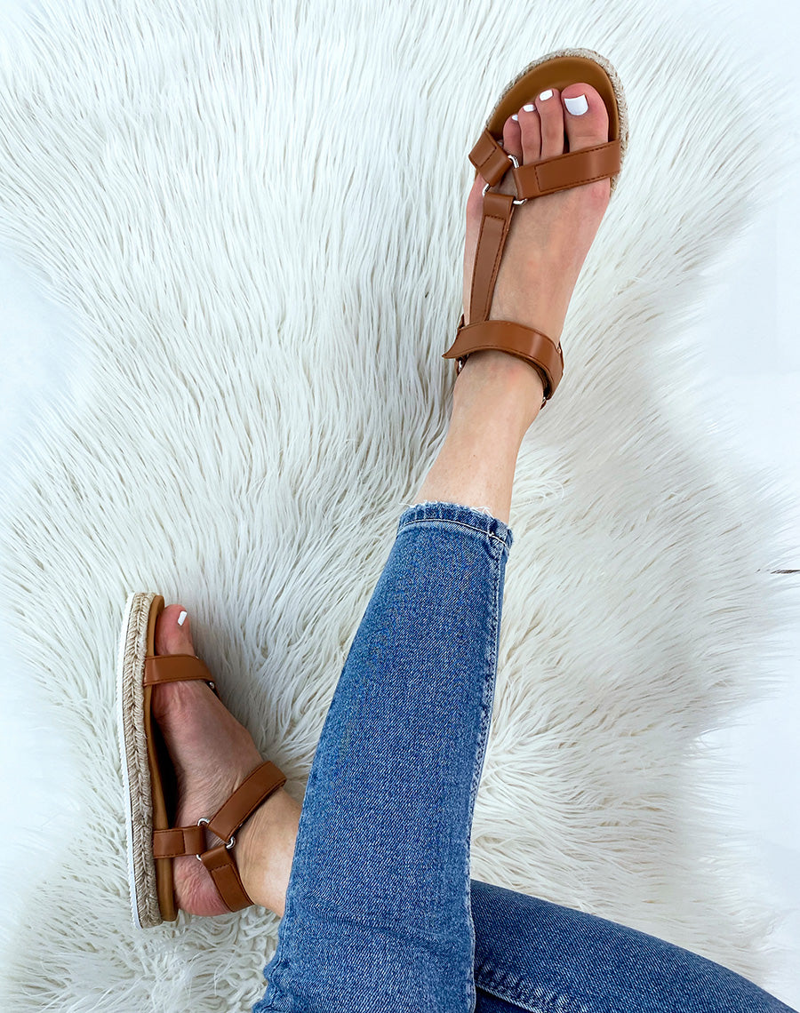 Sandales camel à lanières asymétriques