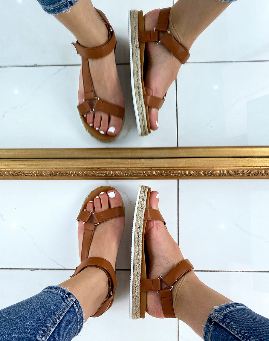 Sandales camel à lanières asymétriques