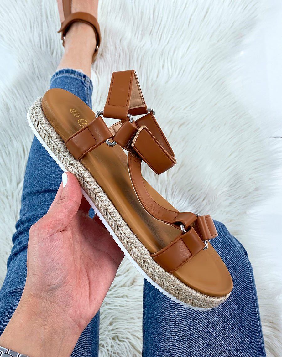 Sandales camel à lanières asymétriques