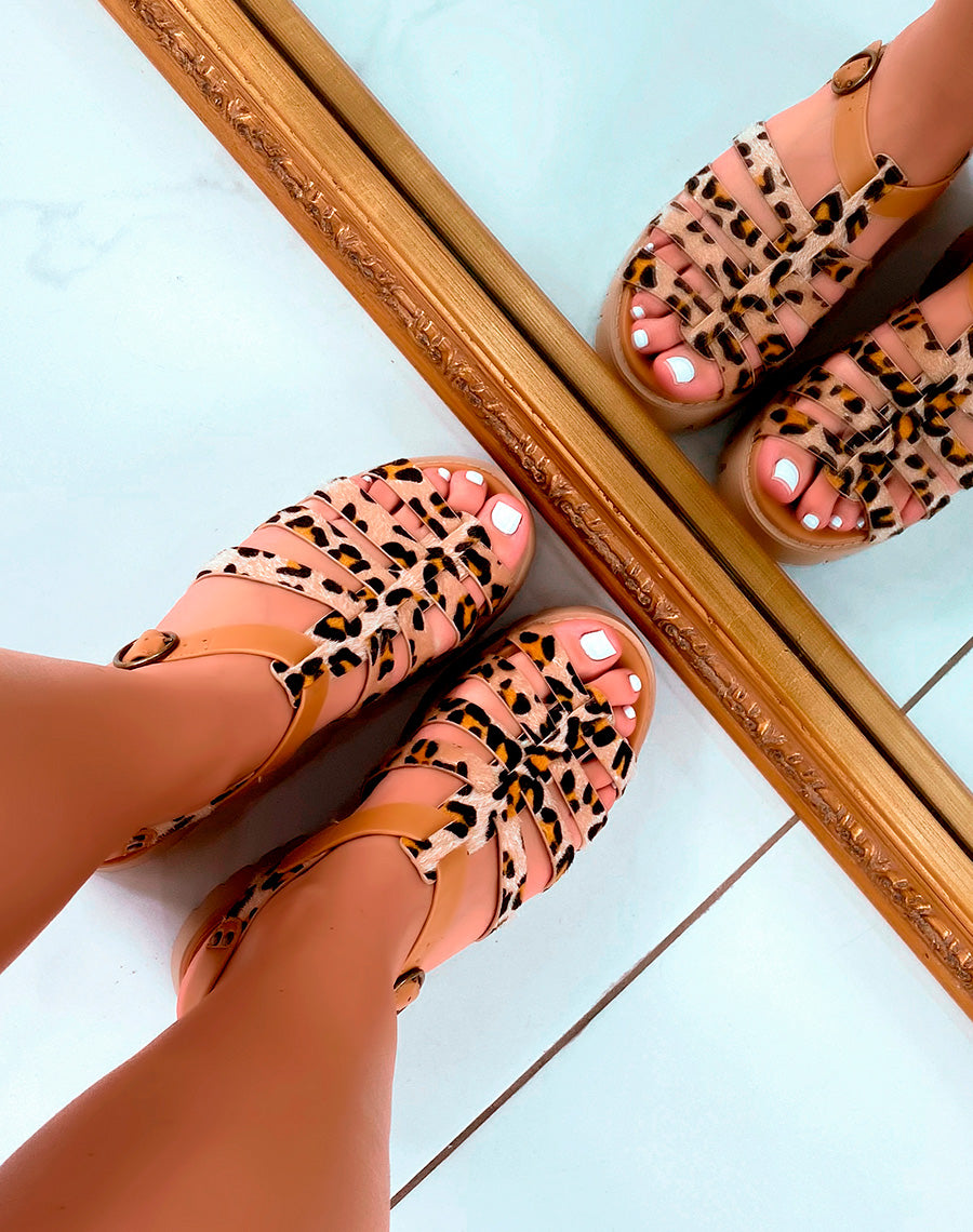 Sandales camel à motifs léopard et multiples brides