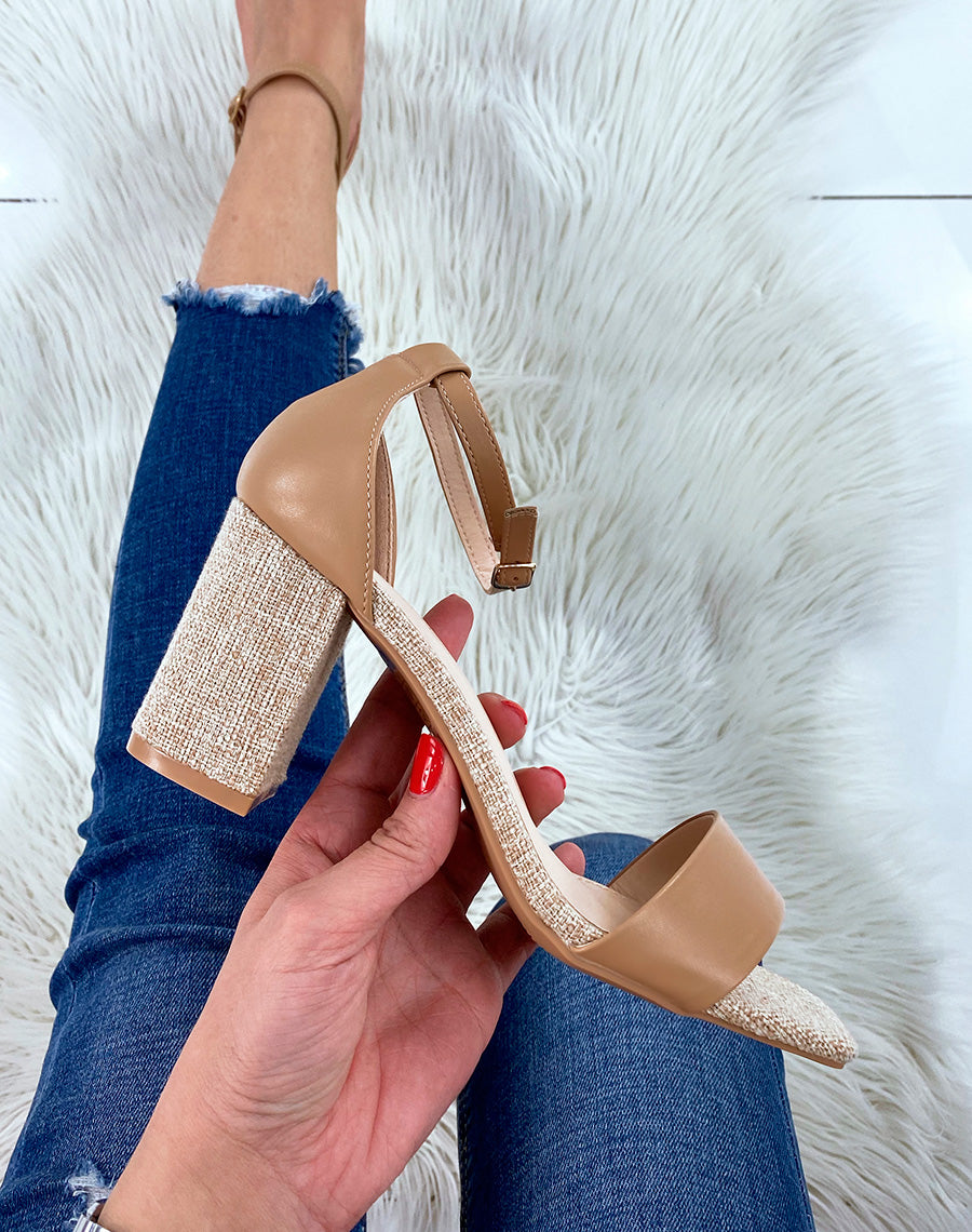 Sandales camel à talon en tissu