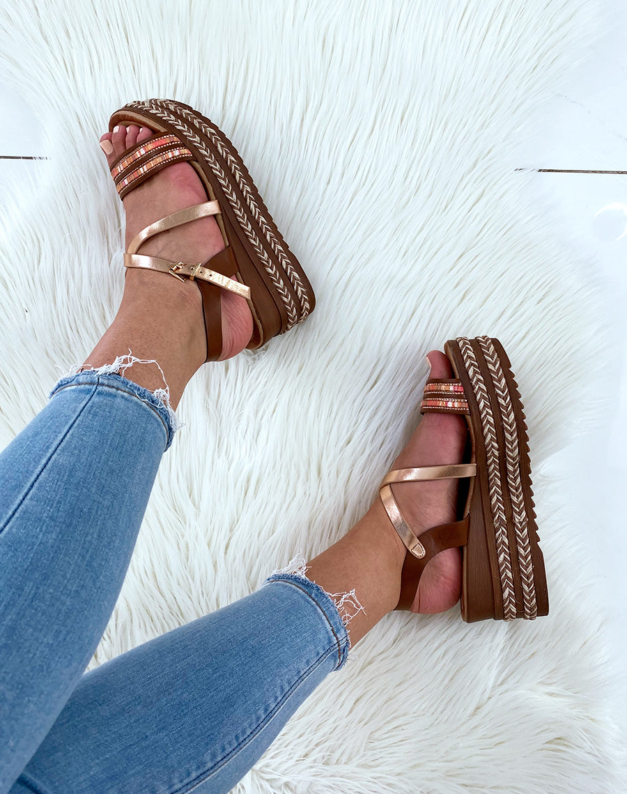 Sandales camel à talons compensées et multiples brides fantaisies