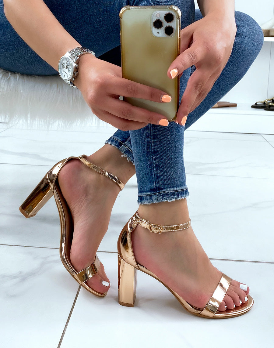 Sandales champagnes vernies à talons carrés