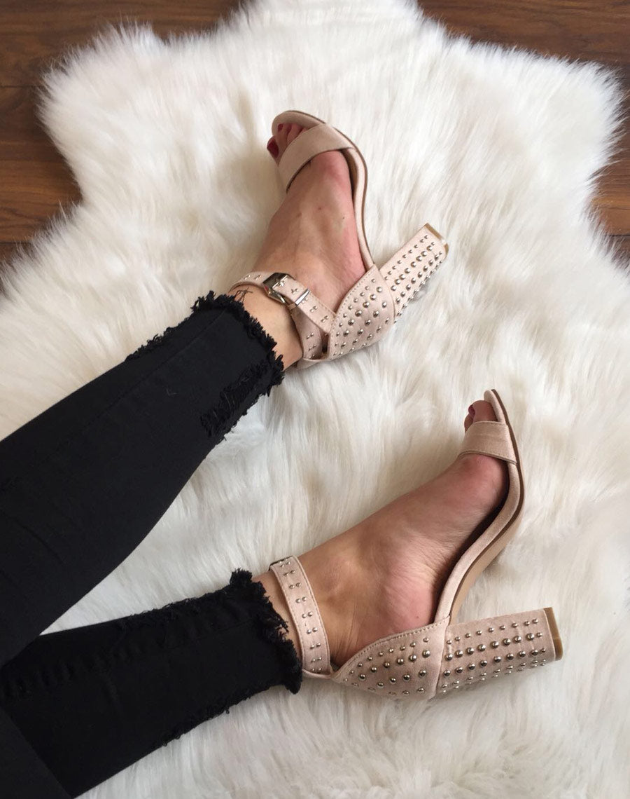 Sandales cloutées beiges