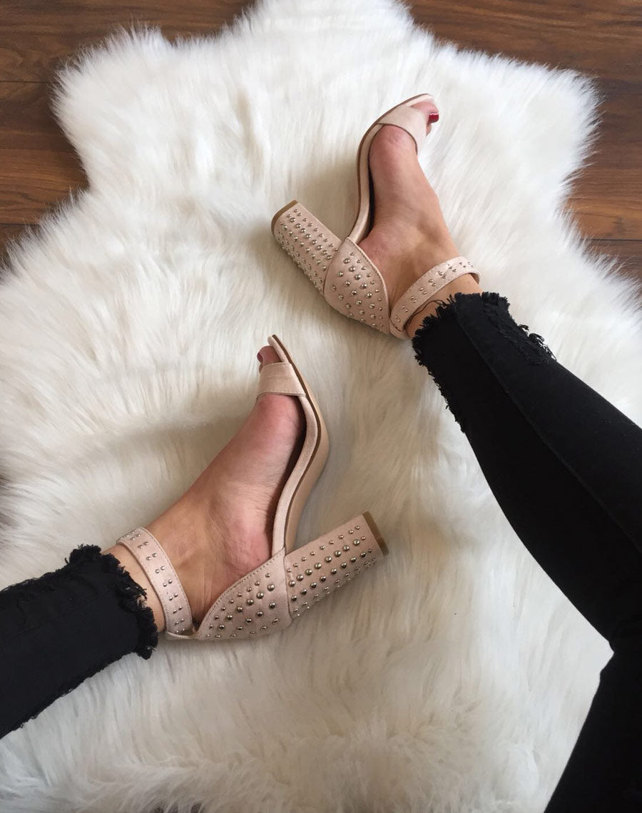 Sandales cloutées beiges