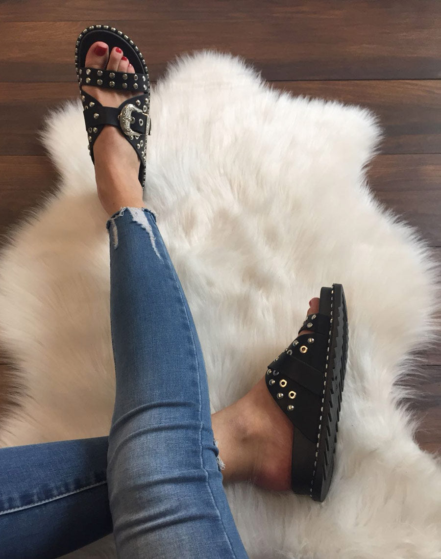 Sandales cloutées noires à boucles gravées