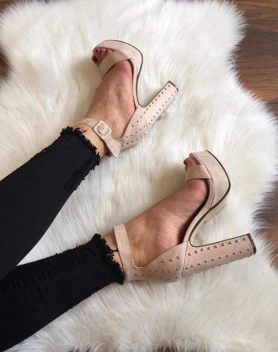 Sandales cloutées à plateformes beiges