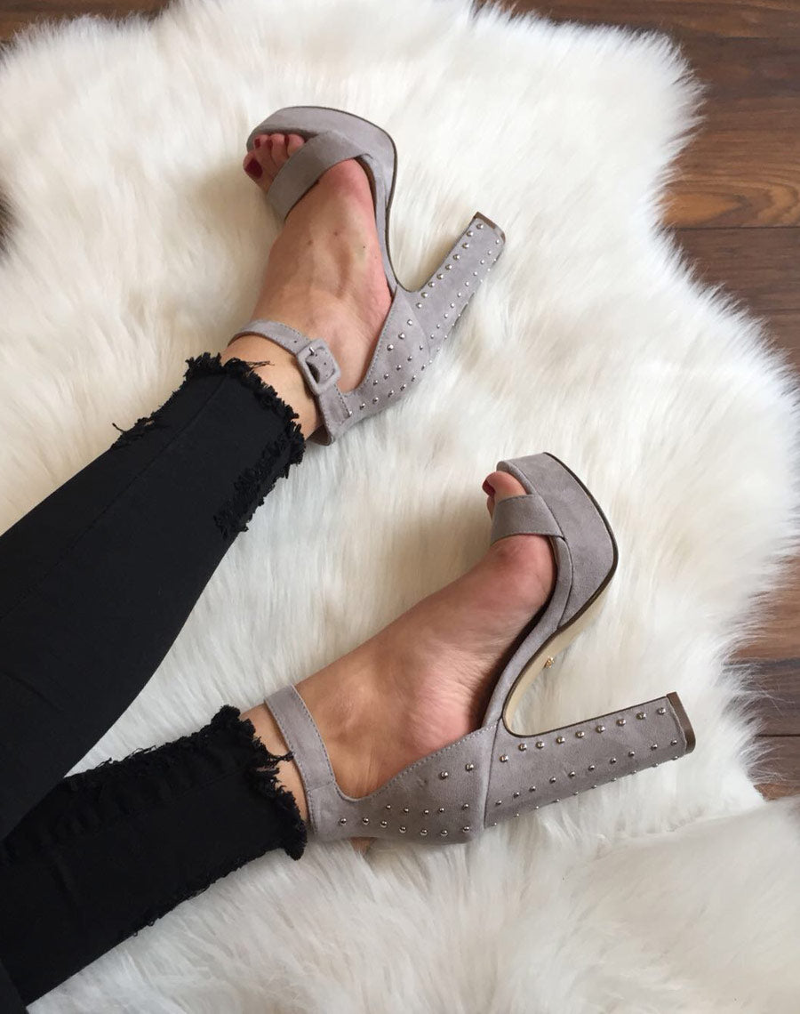 Sandales cloutées à plateformes grises