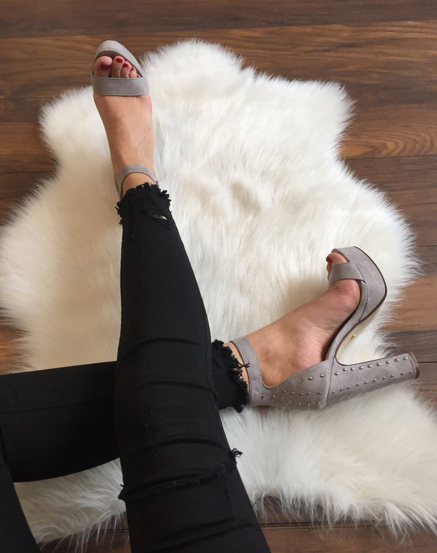 Sandales cloutées à plateformes grises