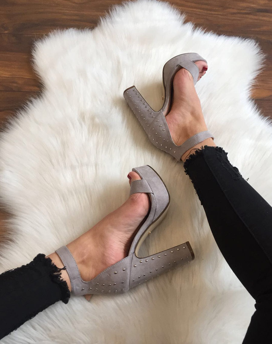 Sandales cloutées à plateformes grises