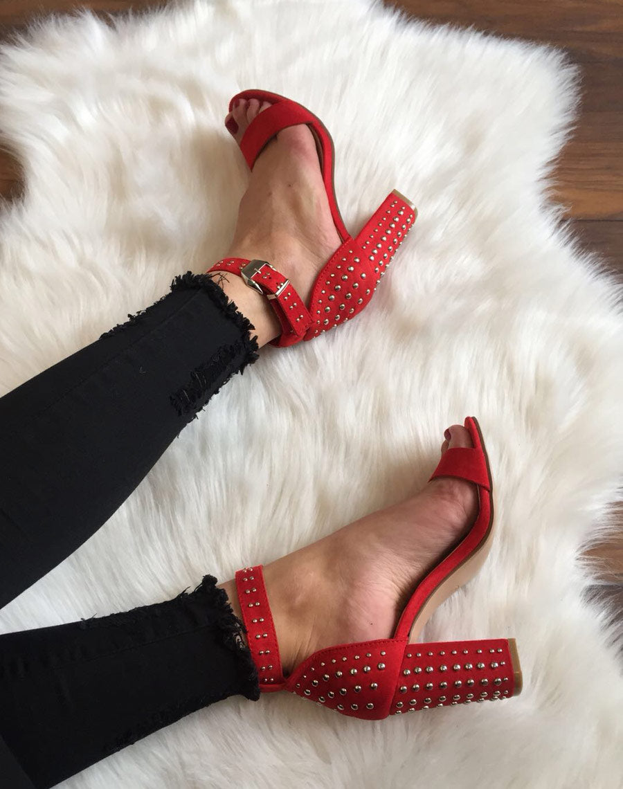 Sandales cloutées rouges