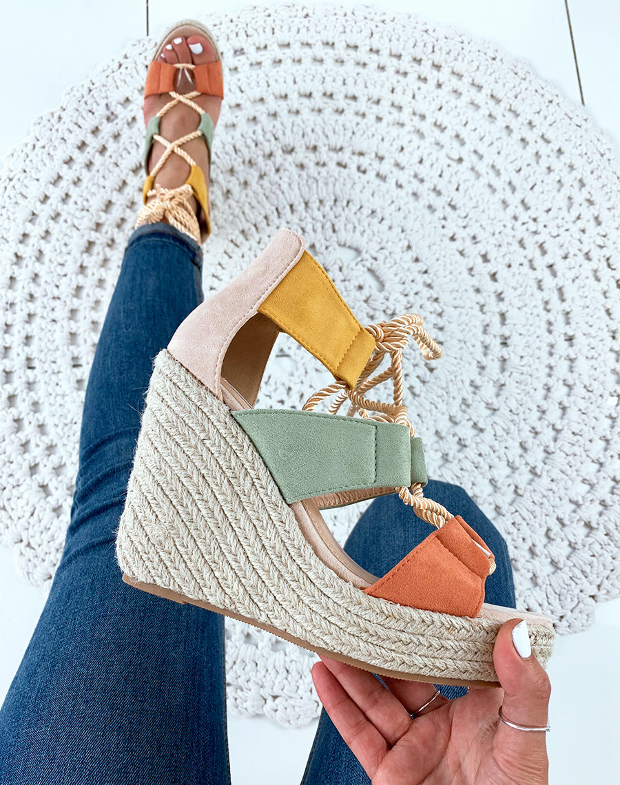 Sandales compensées beige à corde lacet sur cheville