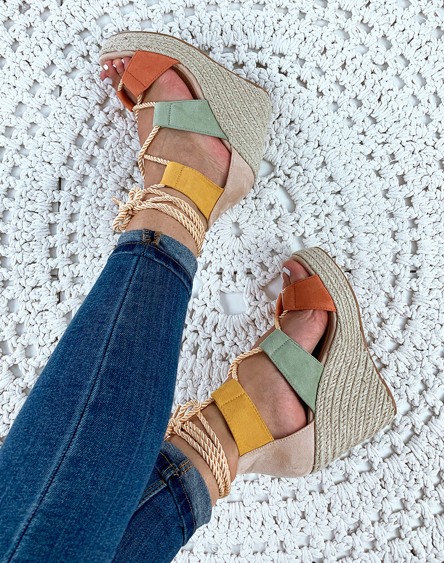 Sandales compensées beige à corde lacet sur cheville